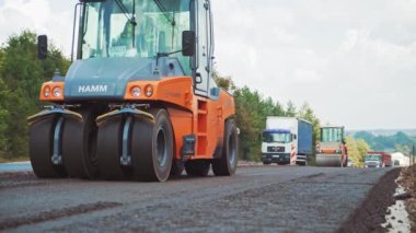 zemin tesviye için yol makineleri işçi gözetimi altında yol geçmektedir. Yakın çekim
