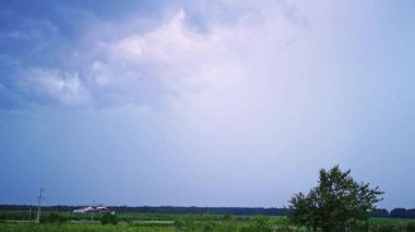 Gökyüzünde şimşek fırtınası. Karanlık bulutlu gökyüzüne düşen yıldırımın görüntüsü