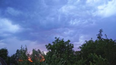 Gökyüzünde şimşek fırtınası. Karanlık bulutlu gökyüzüne düşen yıldırımın görüntüsü
