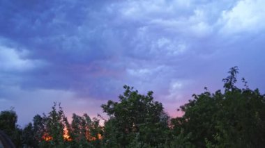 Gökyüzünde şimşek fırtınası. Karanlık bulutlu gökyüzüne düşen yıldırımın görüntüsü