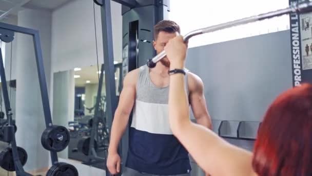Bodybuilderin Beim Training Simulator Sportzentrum Sportliche Frau Pumpt Ihre Muskeln — Stockvideo