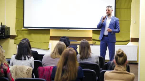 Wybrany Prelegent Forum Biznesu Biznesmen Eleganckim Niebieskim Garniturze Rozmawia Podium — Wideo stockowe