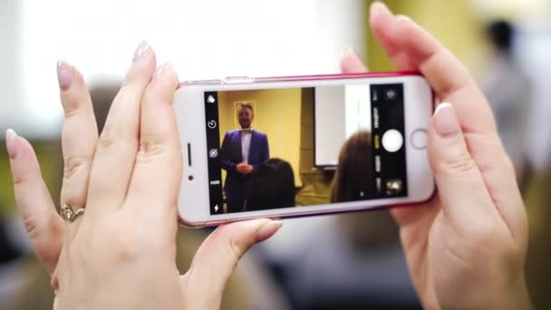 Smartphone Ženských Rukou Během Semináře Žena Nahrává Video Mužského Mluvčího — Stock video
