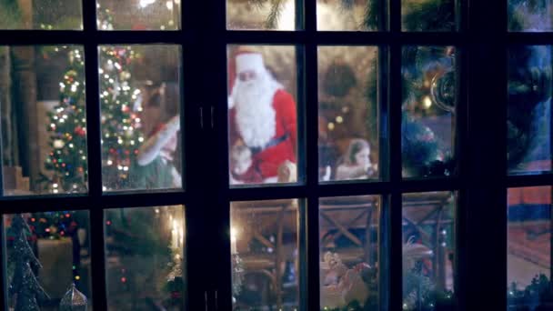 Widok Zewnątrz Przez Duże Okno Obchodów Bożego Narodzenia — Wideo stockowe