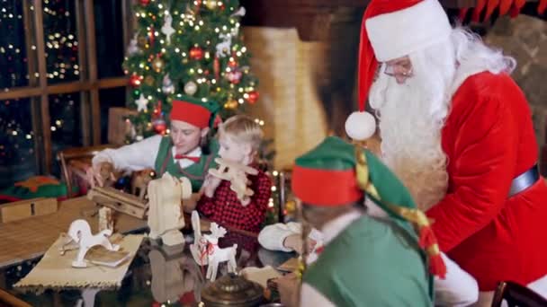 Chłopiec Dziewczyna Mikołajem Elfami Środku — Wideo stockowe