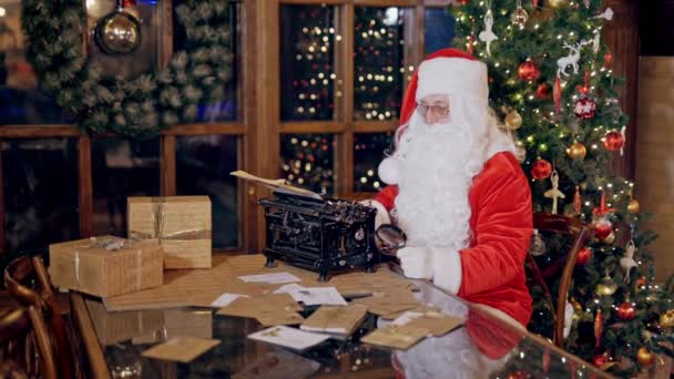 Starý Vousatý Santa Claus Červeném Kostýmu Pracující Stolu — Stock video