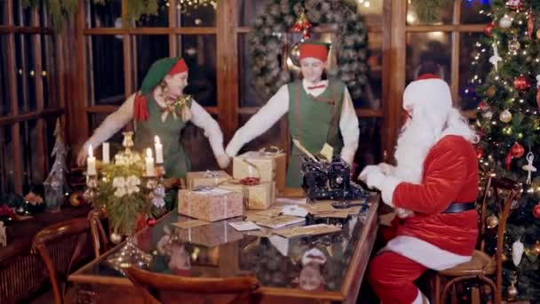 Fröhliche Stimmung Mit Elfen Und Weihnachtsmann — Stockvideo