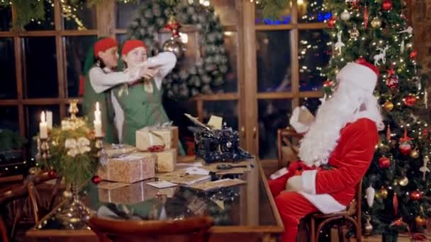 Szczęśliwe Elfy Bajki Kostiumy Taniec Podczas Gdy Święty Mikołaj Jest — Wideo stockowe