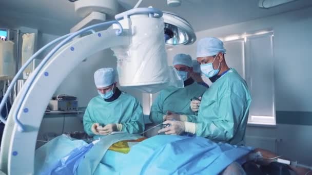 Doktorlar Ameliyat Sırasında Monitöre Bakarlar Ameliyat Odasında Yeni Modern Ekipmanların — Stok video