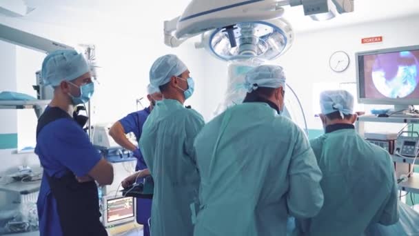 Группа Хирургов Работает Современным Оборудованием Обратный Обзор Команды Специалистов Специальной — стоковое видео