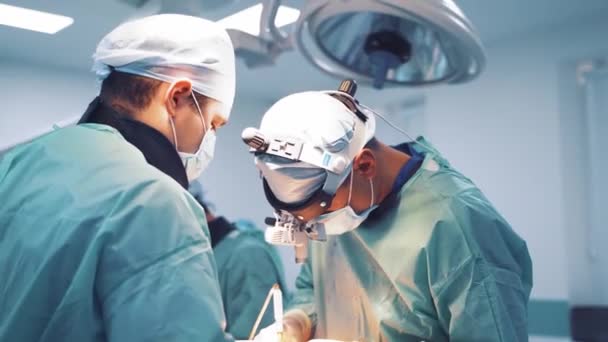 Λειτουργική Διαδικασία Από Ειδικούς Ιατρικές Μάσκες Στην Κλινική Επαγγελματίας Χειρουργός — Αρχείο Βίντεο