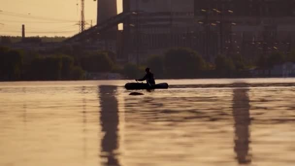 Pescador Barco Con Cañas Pescar Por Noche Hombre Sombrero Flotando — Vídeos de Stock