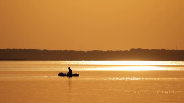 Altın Gün Batımında Teknede Bir Balıkçı Akşamları Küreklerle Küçük Bir — Stok video