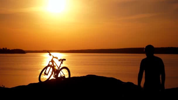 Bicicletta Ciclista Professionista Tramonto Paesaggio Silhouette Uomo Casco Arriva Fiume — Video Stock