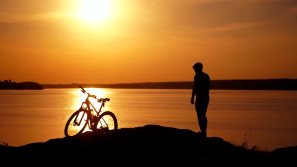 Bicicleta Esportiva Ciclista Pôr Sol Perto Rio Vista Incrível Caminho — Vídeo de Stock