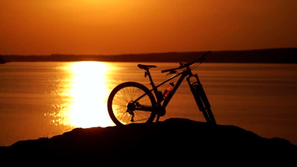 Bicicleta Moderna Fundo Belo Pôr Sol Bicicleta Perto Rio Silhueta — Vídeo de Stock