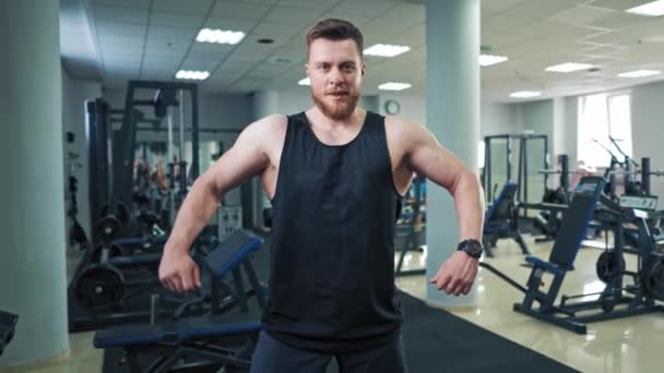 Fisiculturista Mostrando Seu Corpo Muscular Homem Atlético Barbudo Orgulha Sozinho — Vídeo de Stock