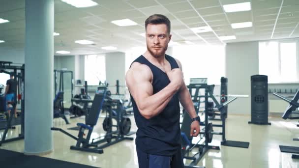Spier Bodybuilder Toont Sterke Biceps Arm Zelfverzekerde Macho Kijkt Naar — Stockvideo