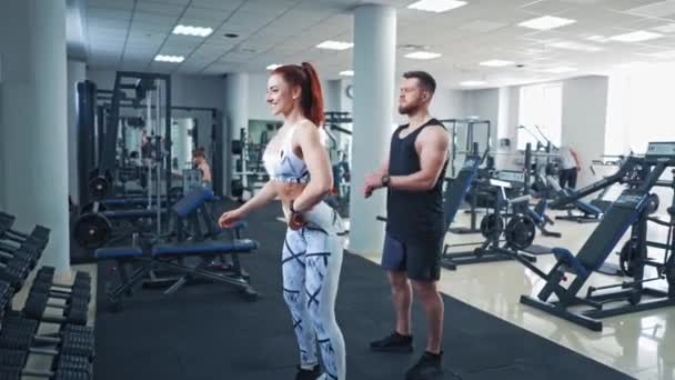 Wanita Cantik Dan Pria Berotot Atletik Perempuan Dalam Pakaian Olahraga — Stok Video