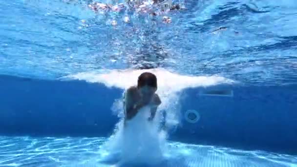 Menino Nadando Sob Água Limpa Piscina Jovem Salta Debaixo Água — Vídeo de Stock