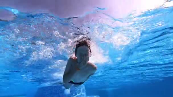 Podwodne Nagranie Chłopca Pływającego Błękitnej Czystej Wodzie Mały Chłopiec Nurkuje — Wideo stockowe