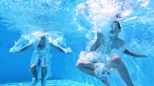 Chico Hombre Saltando Agua Padre Con Hijo Saltando Bajo Agua — Vídeos de Stock