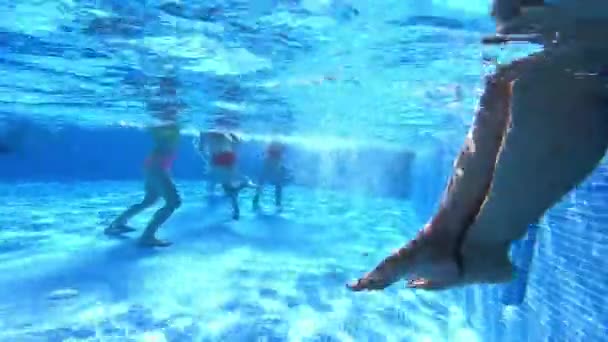Podwodny Widok Nogi Ludzi Basenie Nogi Dzieci Dorosłych Pływających Błękitnej — Wideo stockowe