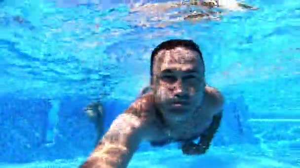 Macho Sano Está Buceando Agua Azul Hombre Nadando Bajo Agua — Vídeos de Stock