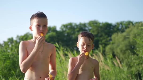 Hongerige Jongens Eten Natuurlijke Groene Achtergrond Twee Broers Met Blote — Stockvideo