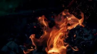 Şöminede yanan ateş, yakın çekim, boşluğu kopyala