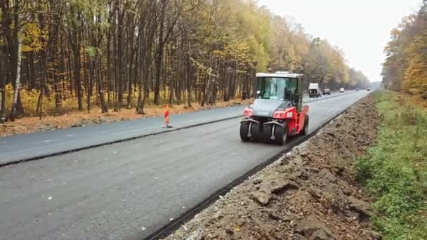 Nueva Máquina Pavimentación Reconstrucción Carreteras Compactador Asfalto Conduciendo Carretera Bosque — Vídeos de Stock