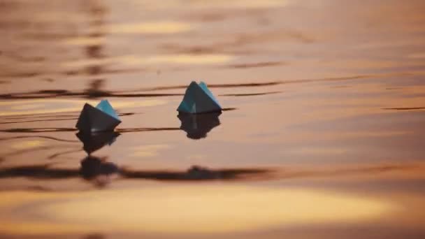 Dois Navios Papel Azul Água Livre Barcos Origami Flutuando Superfície — Vídeo de Stock
