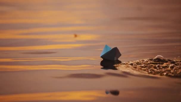 Origami Loď Večerní Vodní Pozadí Ruka Při Západu Slunce Pustí — Stock video