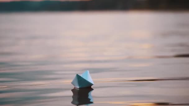 Bulanık Arka Planda Suda Yapımı Mavi Tekne Gün Batımında Sakin — Stok video