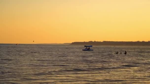 Katamaran Und Menschen Abendmeer Blaues Boot Das Hintergrund Der Ruhigen — Stockvideo