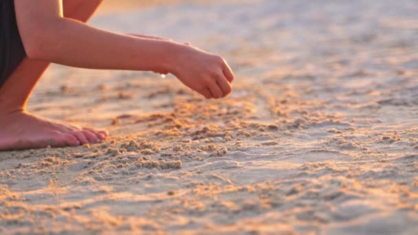 Primer Plano Chicos Manos Jugando Arena Atardecer Niño Poniendo Diferentes — Vídeos de Stock