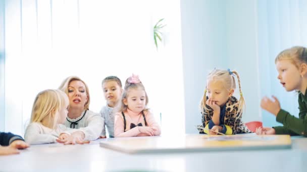 Kinder Mit Ihrer Lehrerin Zusammen Runden Tisch Unterricht Kleine Kinder — Stockvideo