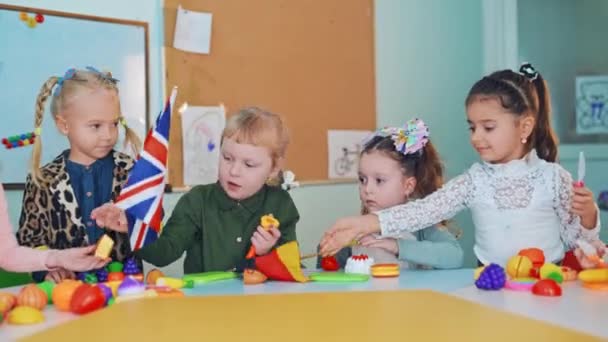 Діти Вивчають Англійську Столом Розкладом Фруктів Класі Дві Дівчинки Тримають — стокове відео