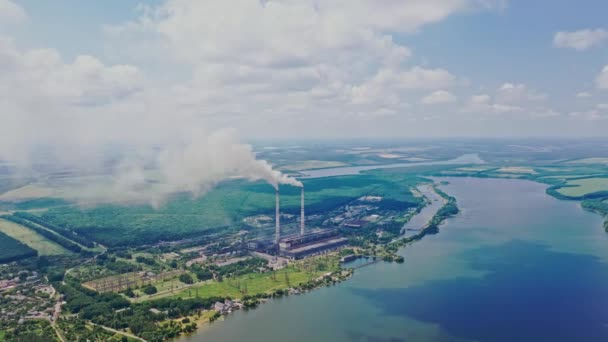 Fábrica Enorme Entre Fundo Natural Fumaça Vem Tubos Para Atmosfera — Vídeo de Stock