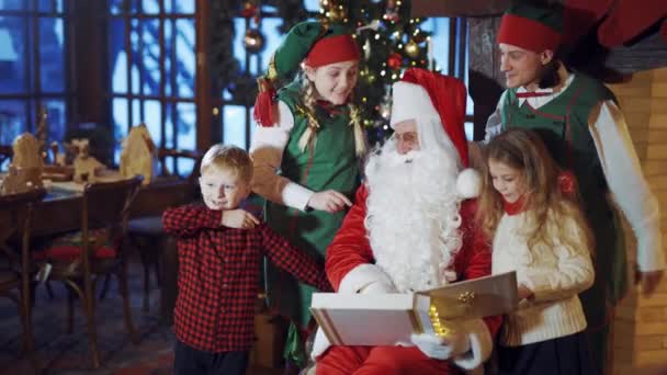 Pohádkové Postavy Děti Vánocích Doma Santa Claus Sedí Albem Dětmi — Stock video