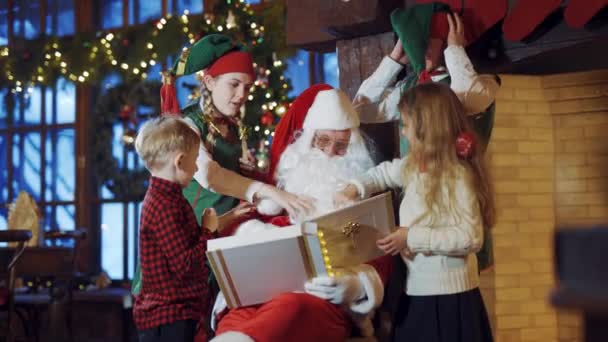 Dzieci Elfy Dotykają Białej Brody Mikołaja Czerwonej Czapki Tle Bożego — Wideo stockowe