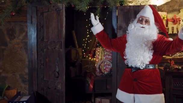 크리스마스 배경에 의상을 산타클로스 침대에 행복하게 집에서 움직이는 산타클로스 — 비디오