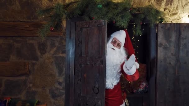 Santa Mává Rukou Zatímco Stojí Dveří Vánoční Dekorace Santa Claus — Stock video