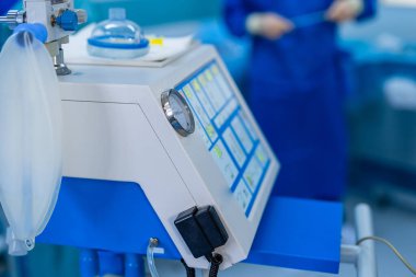 Yoğun bakım ünitesinde yapay akciğer havalandırma monitörü olan yoğun bakım odası. Ciğerlerin oksijenle havalandırılması. COVID-19 ve koronavirüs teşhisi. Salgın.
