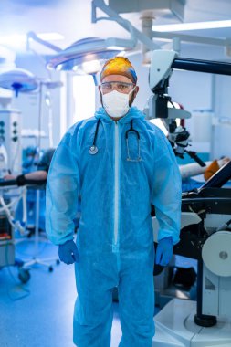 Ameliyathanede bir cerrah var. Ameliyathanede modern ekipman.