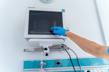 Yoğun bakım ünitesi. Yatakta yatan çok hasta bir adam. Doktor hayati belirtilerini kontrol ediyor.