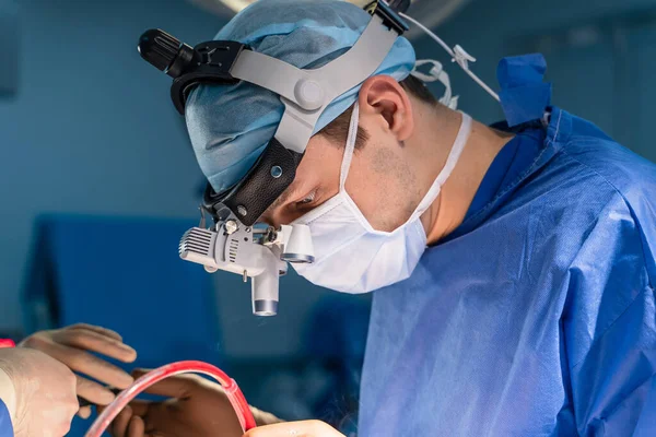 Operationsprozess Mit Medizinischen Geräten Chirurg Operationssaal Mit Operationsausrüstung Medizinischer Hintergrund — Stockfoto