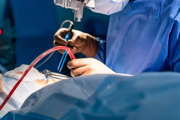 Gerincműtét Sebészek Csoportja Műtőben Sebészeti Felszereléssel Modern Orvosi Háttér — Stock Fotó