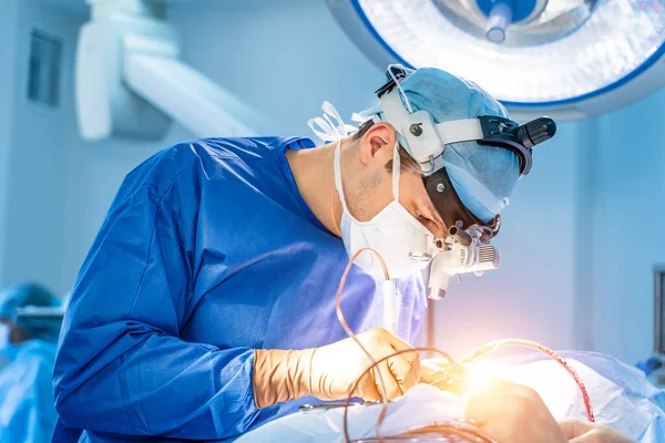 Műtét Folyamata Orvosi Felszereléssel Sebész Műtőben Sebészeti Felszereléssel Orvosi Háttér — Stock Fotó
