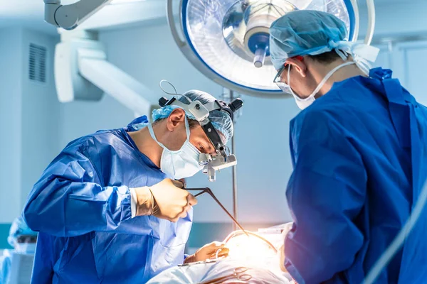 Processo Intervento Chirurgico Utilizzando Attrezzature Mediche Due Chirurghi Sala Operatoria — Foto Stock